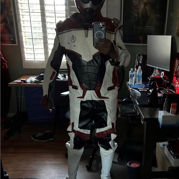 Avengers Endgame Quantum Costume - Picture 5 of 8